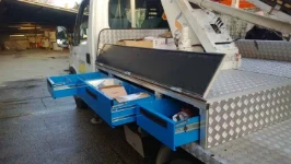 Cajoneras en la furgoneta con plataforma aérea