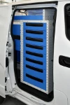 Cajoneras metálicas en el Nissan NV200 accesibles desde la puerta lateral