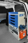 Cajoneras metálicas y tornillo de banco extraíble en el Nissan NV200