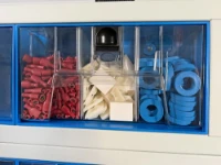 Cajones transparentes divididos en tres partes