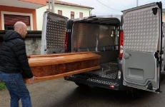 Cargar sin esfuerzo y con seguridad los féretros fúnebres