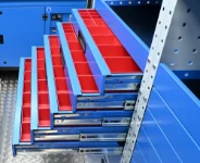 Cinco cajones llenos de bandejas de plástico