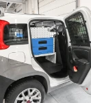 Compartimento y cajones accesibles desde la puerta derecha del Fiat Panda