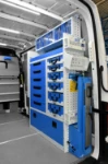 Costado derecho Crafter VW con maletines metálicos y cajones metálicos, accesorios y porta abrazadera abatible