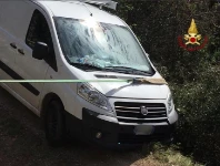 Cuerdas colocadas en varios puntos de la furgoneta equipada