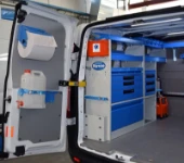 Custom con cajoneras y accesorios