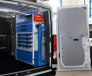 Daily con muebles y accesorios instalados para electricista
