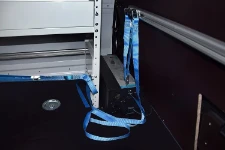 Detalle accesorios sujetacarga en furgoneta para lavado auto.