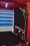 Detalle de accesorios de sujeción de carga en furgoneta para instalaciones frigoríficas