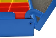 Detalle de bisagra antivuelco para furgonetas Syncro