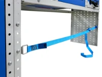 Detalle de la correa con hebilla enganchada al equipamiento