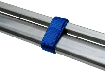 Detalle de la correa con velcro de la barra con fijación de las perchas