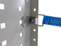 Detalle de la fijación de ojal fijada al lateral de la estantería