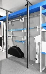 Detalle de los postes de sujeción de carga y del equipamiento del Ford Transit
