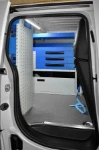 Detalle equipamiento interno Berlingo con correas de fijación