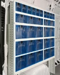 Ejemplo de equipamiento de furgoneta con filas de cajones transparentes abatibles