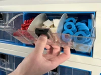 El cajón transparente permite colocar muchos materiales diferentes