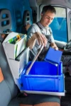 El organizador en el asiento del pasajero