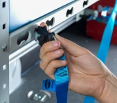 Enganche de la correa en el anclaje airline del equipamiento