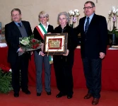 Entrega del premio por parte de la alcaldesa Silvia Pasinato