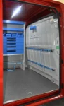 Equipamiento, barras de fijación y portacables en el fondo del Jumper