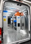 Equipamiento con estantería, estación de energía y compresor en el Transit