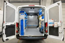 Equipamiento con estanterías, accesorios y banco portamordaza para Transit