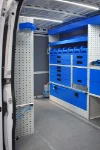 Equipamiento con estanterías, portacables, cajones y contenedores para Movano