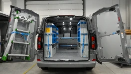 Equipamiento con estanterías y ganchos para escalera en la puerta para Custom