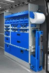 Equipamiento con maletines, banco portaabrazadera, rollo de papel, cajones y maletines en el Opel Movano