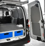 Equipamiento Courier 2014 con cajoneras de doble fondo lado derecho