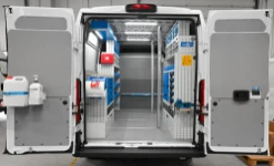 Equipamiento de taller móvil con estanterías, kit lavamanos, banco de trabajo y abrazaderas