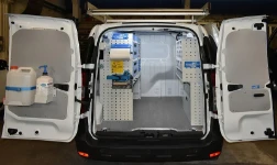 Equipamiento de taller móvil en el Dacia Dokker con mordaza, portarrollos y bidón