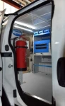Equipamiento del Bipper visto desde la puerta lateral con porta extintor.