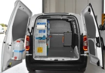 Equipamiento del Fiat Doblò con revestimientos, estanterías y accesorios