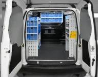Equipamiento del Fiat Fiorino con estanterías en ambos lados y cajones de plástico transparente