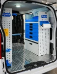 Equipamiento del lado derecho del BYD ETP3 con compartimento cerrado, cajones y portarrollos de papel