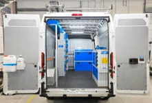 Equipamiento del Opel Movano con estanterías, paneles y portaescaleras