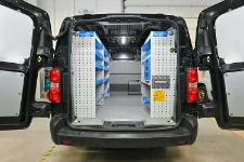 Equipamiento del Opel Vivaro con estanterías y revestimientos interiores
