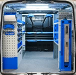 Equipamiento del Volkswagen Transporter con estanterías y accesorios