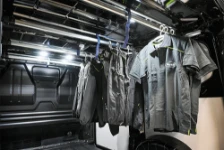 Equipamiento en Custom con barras para colgar la ropa