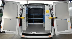 Equipamiento Ford Custom con mucho espacio para la carga.