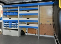 Equipamiento Ford Transit visto desde la puerta lateral