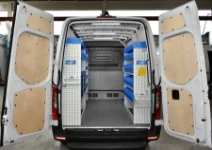 Vista posteriore Allestimento Movano con rivestimenti, accesso e scaffalatura