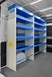 Equipamiento interno de la furgoneta con estanterías en acero.