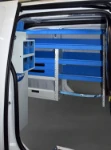 Equipamiento interno Jumpy para electricistas, visto desde la puerta lateral