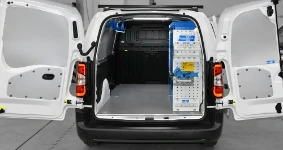 Equipamiento lado derecho con estanterías y revestimientos para Doblò