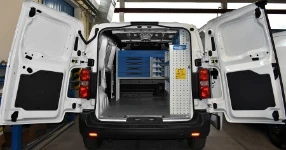 Equipamiento lado derecho y en el fondo del receptáculo de carga del Proace Toyota.