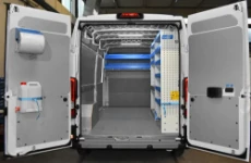 Vista posteriore Allestimento Movano con rivestimenti, accesso e scaffalatura