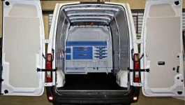 Equipamiento para Interstar montado en el fondo del receptáculo de carga